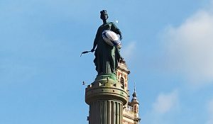 Grand'Place à Lille, la déesse avec son ballon de rugby pendant le Coupe du monde de rugby 2023 en France