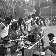 Block party au Bronx, 1984 avec du hip-hop ©Mr Henry Chalfant