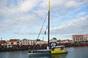 Thomas Ruyant et son vaisseau Le Projet Imagine à l'heure de s'élancer pour la Vendée Globe 2016.