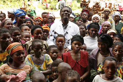 Dr Mukwege entouré de ses patientes / © MONUSCO Photos (WikiMédia Commons)