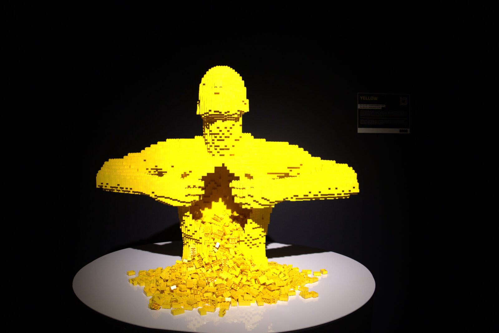 L'oeuvre Yellow de Nathan Sawaya à l'exposition The Art of the Brick