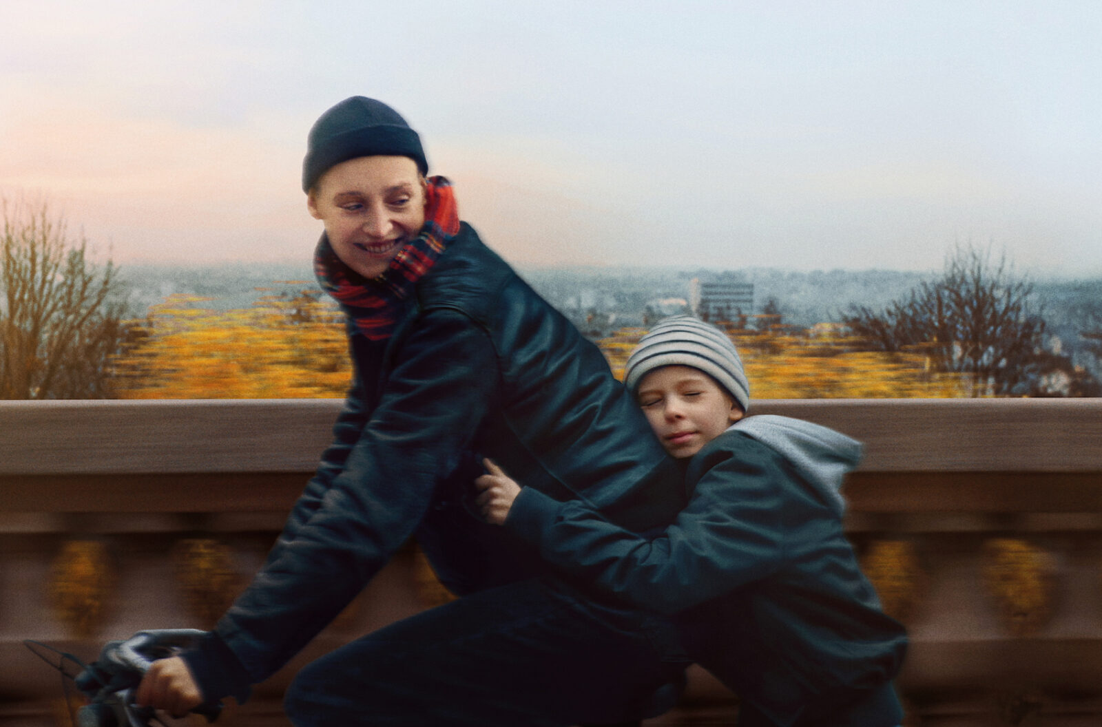 Vicky Krieps et Viggo Ferreida-Redier dans Love Me Tender