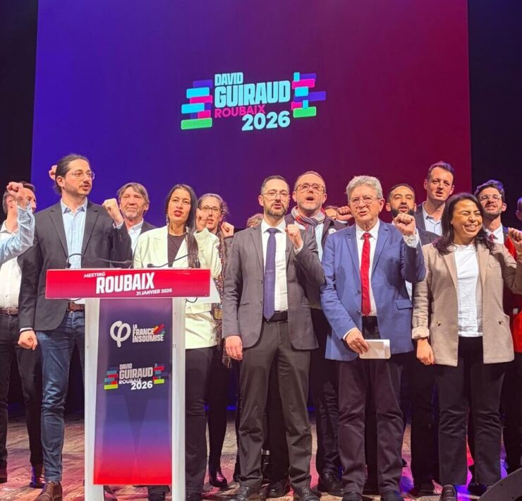 David Guiraud, au centre, et sa suppléante Shéhérade Bentorki entourent Jean-Luc Mélenchon. Points levés, ils sont accompagnés de Lahouaria Addouche et du député Aurélien Lecoq à gauche. © Mehdi BELKHAIR / Pépère News