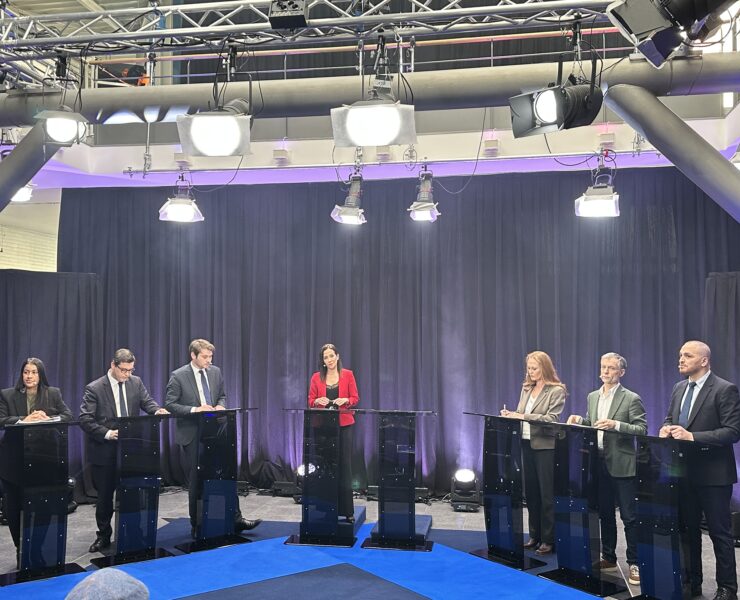 Le plateau du débat des élections municipales à Lille, installé dans l'atrium de France 3 Nord-Pas-de-Calais. © Adrien Débias Saïd/Pépère News