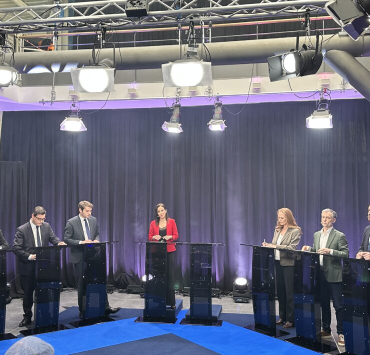 Le plateau du débat des élections municipales à Lille, installé dans l'atrium de France 3 Nord-Pas-de-Calais. © Adrien Débias Saïd/Pépère News