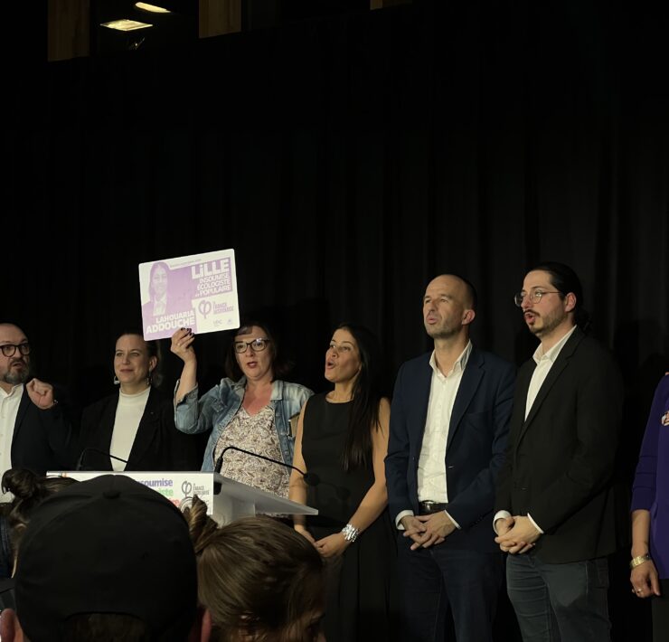 Lahouaria Addouche, au centre, entourée des cadres du parti insoumis, Mathilde Panot et Manuel Bompard. ©Tiago Lopes--Bouvier