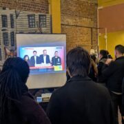 Les militants insoumis observent la prise de parole des dirigeants nationaux du parti. Photo : Pépère News