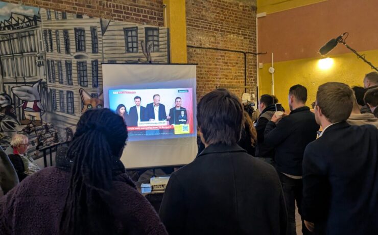 Les militants insoumis observent la prise de parole des dirigeants nationaux du parti. Photo : Pépère News