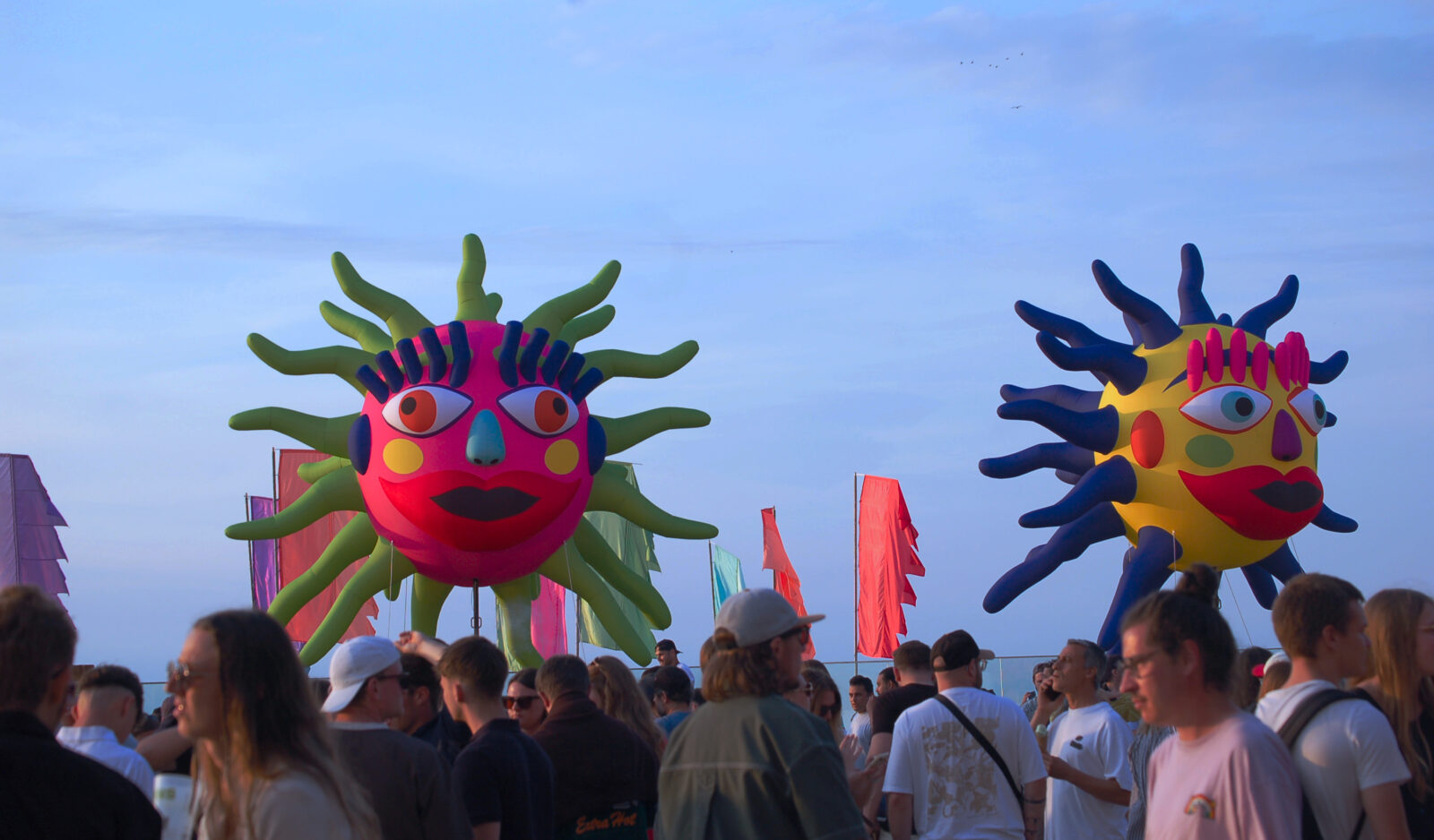 Les têtes de Karnavalo au festival La Bonne Aventure à Dunkerque
