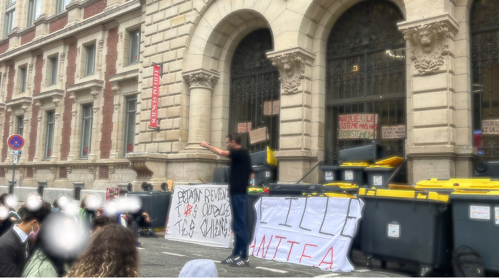 Conférence sauvage devant le blocus de Sciences Po Lille, le 15 octobre 2026.