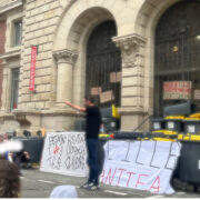 Conférence sauvage devant le blocus de Sciences Po Lille, le 15 octobre 2026.