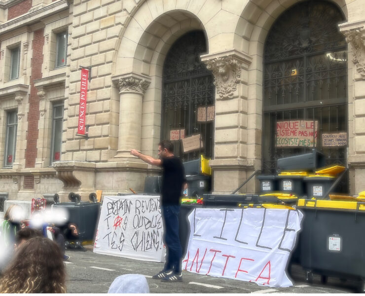 Conférence sauvage devant le blocus de Sciences Po Lille, le 15 octobre 2026.