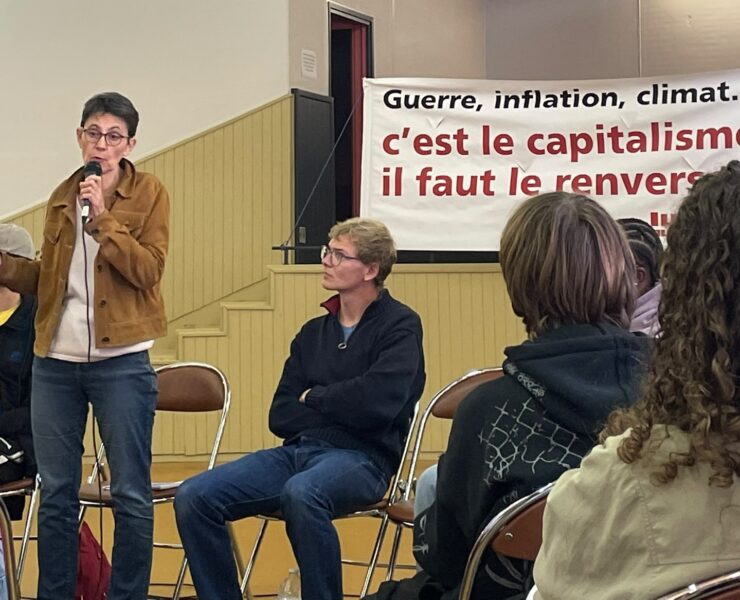 nathalie arthaud face aux militants lutte ouvrière et quelques curieux