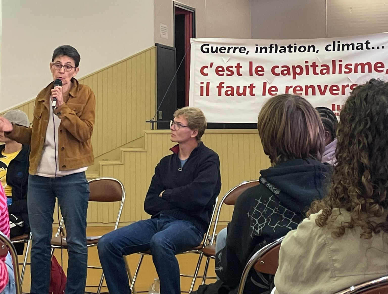 nathalie arthaud face aux militants lutte ouvrière et quelques curieux